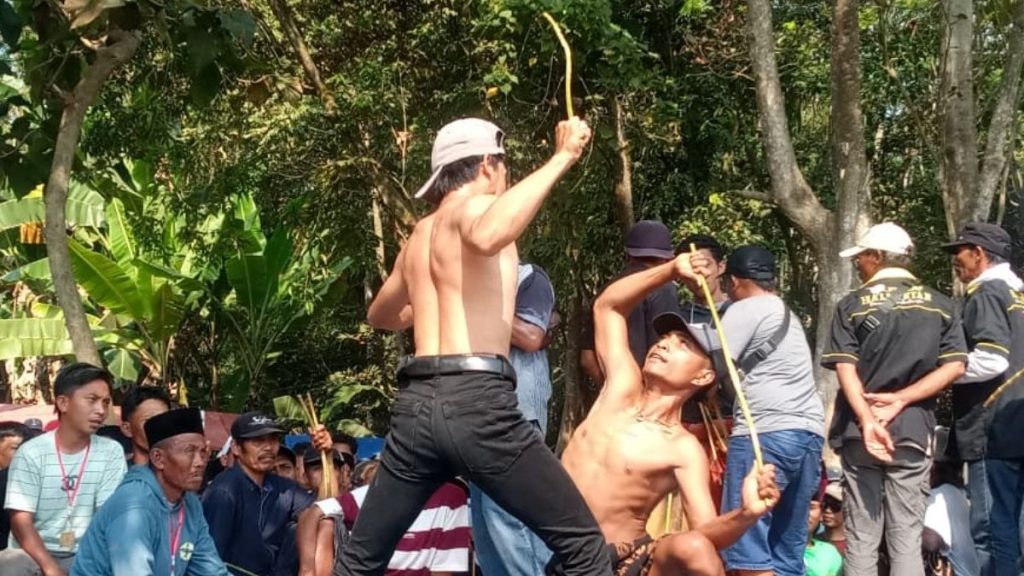 Tradisi Ojung, Kesenian Adu Ketangguhan yang Hampir Punah